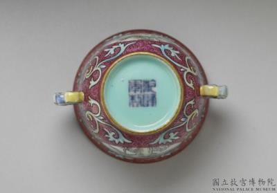 图片[3]-Cup with two handles and four panels of landscape on a polychrome red ground in yangcai painted enamels, Qianlong reign (1736-1795), Qing dynasty-China Archive